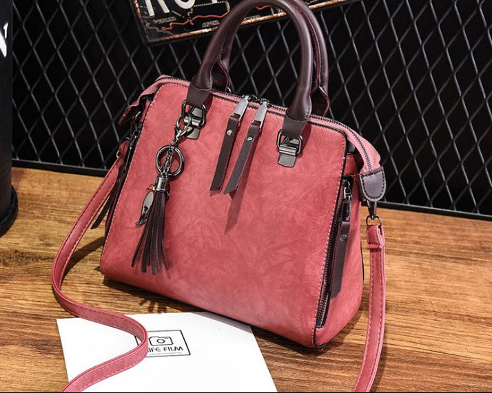 Sac à main structuré – Charms fantaisie et élégance urbaine