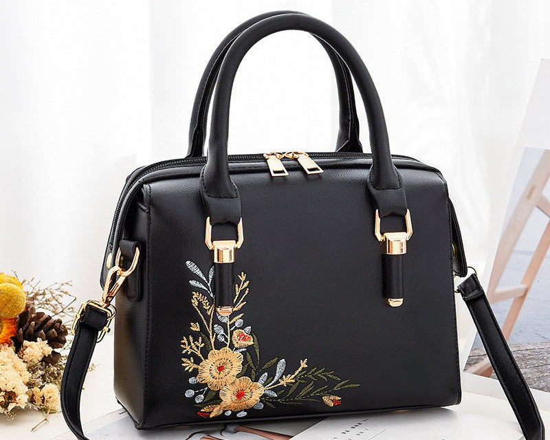 Sac à main carré brodé floral chic