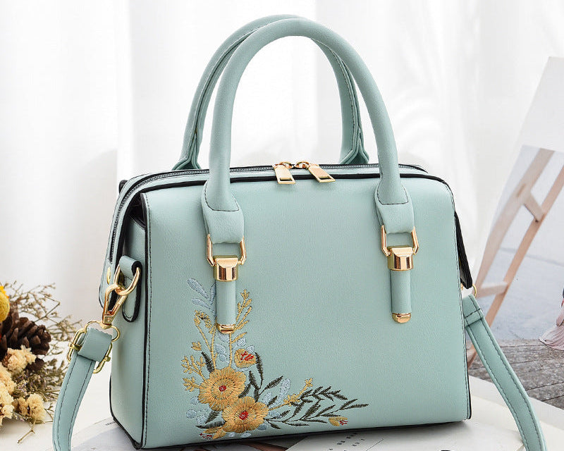 Sac à main carré brodé floral chic