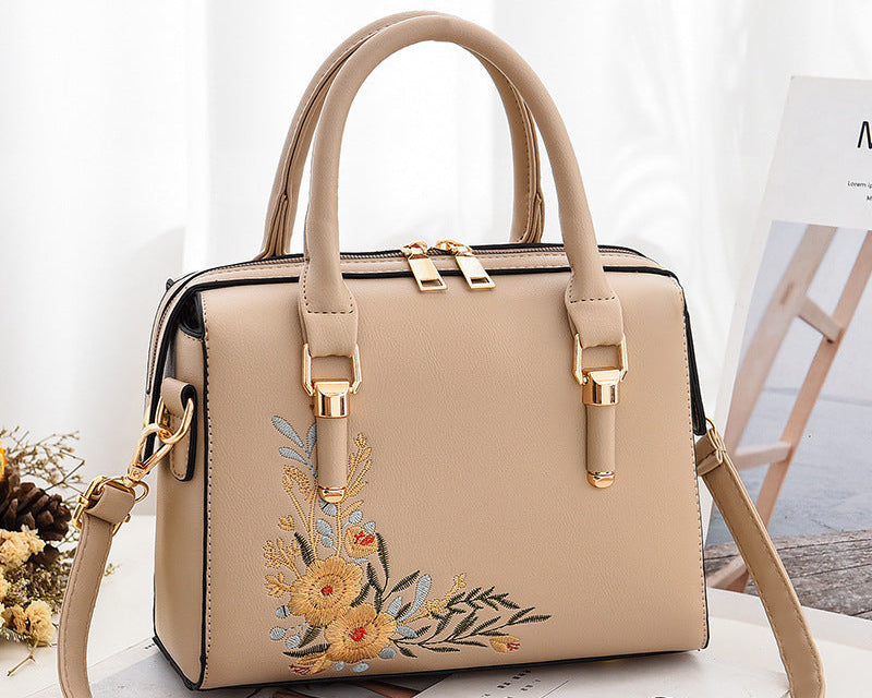 Sac à main carré brodé floral chic
