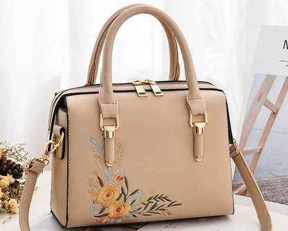 Sac à main carré brodé floral chic