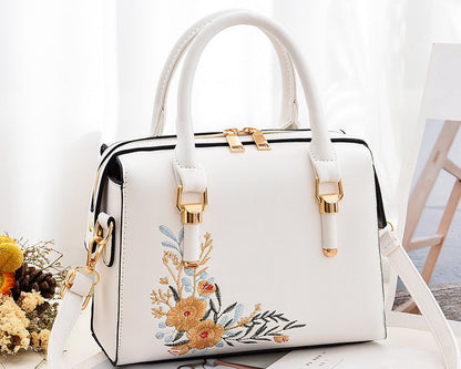 Sac à main carré brodé floral chic