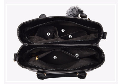 Sac à main city – Bandoulière pratique et pompon tendance