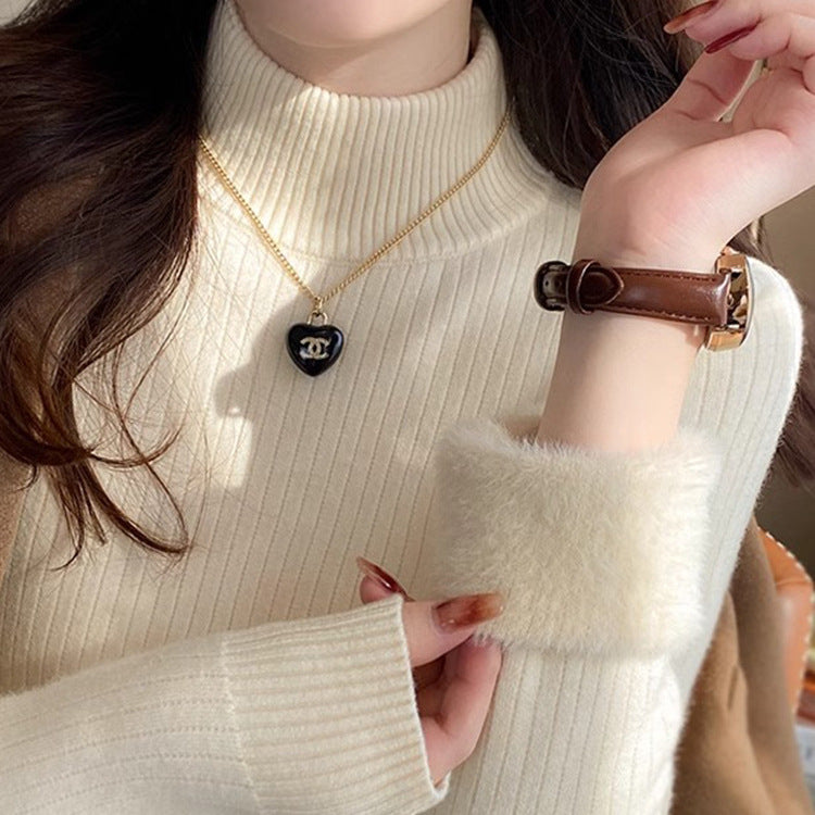 Pull court côtelé – Col montant et bande duveteuse tendance