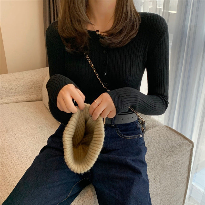 Top côtelé à boutons – Col rond et coupe ajustée