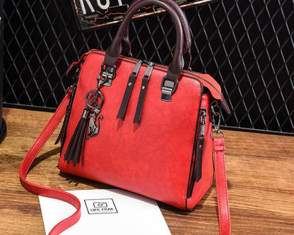 Sac à main structuré – Charms fantaisie et élégance urbaine