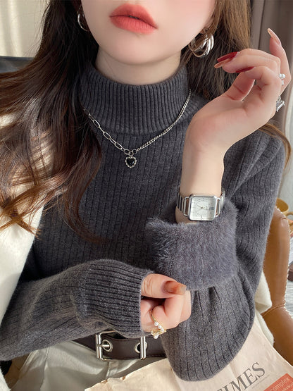 Pull court côtelé – Col montant et bande duveteuse tendance