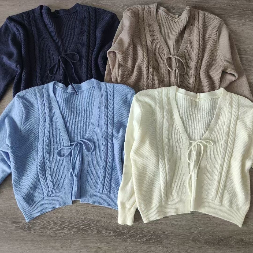 Cardigan en maille V – Doux basique décliné en plusieurs teintes