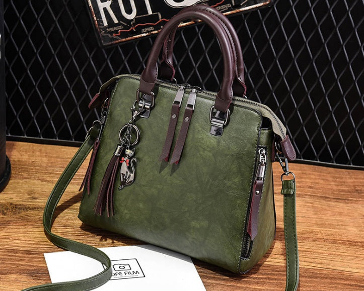 Sac à main structuré – Charms fantaisie et élégance urbaine