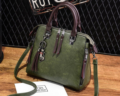 Sac à main structuré – Charms fantaisie et élégance urbaine