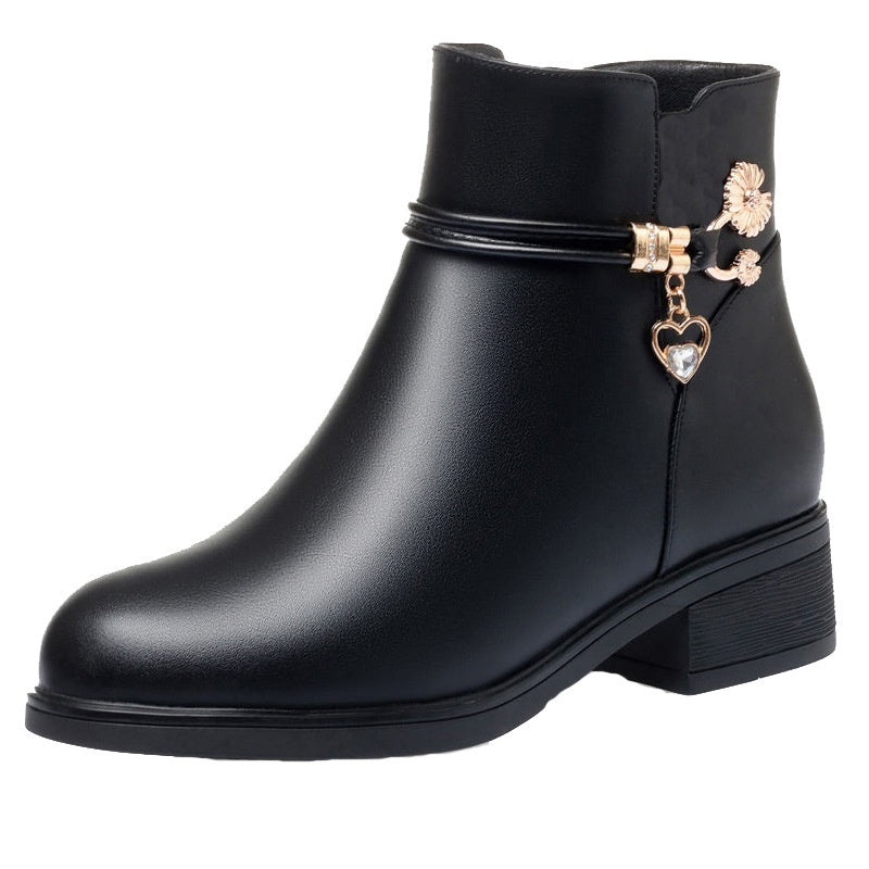 Bottines élégantes – Détails bijoux féminins