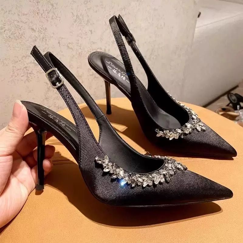 Escarpins slingback satinés – Strass scintillants et talon fin