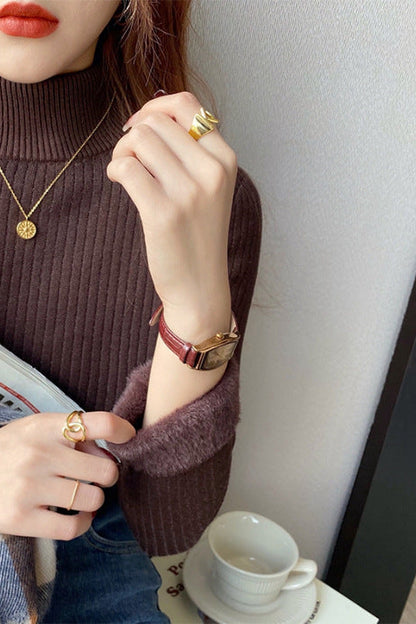 Pull court côtelé – Col montant et bande duveteuse tendance