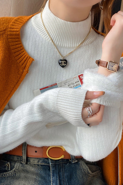 Pull court côtelé – Col montant et bande duveteuse tendance