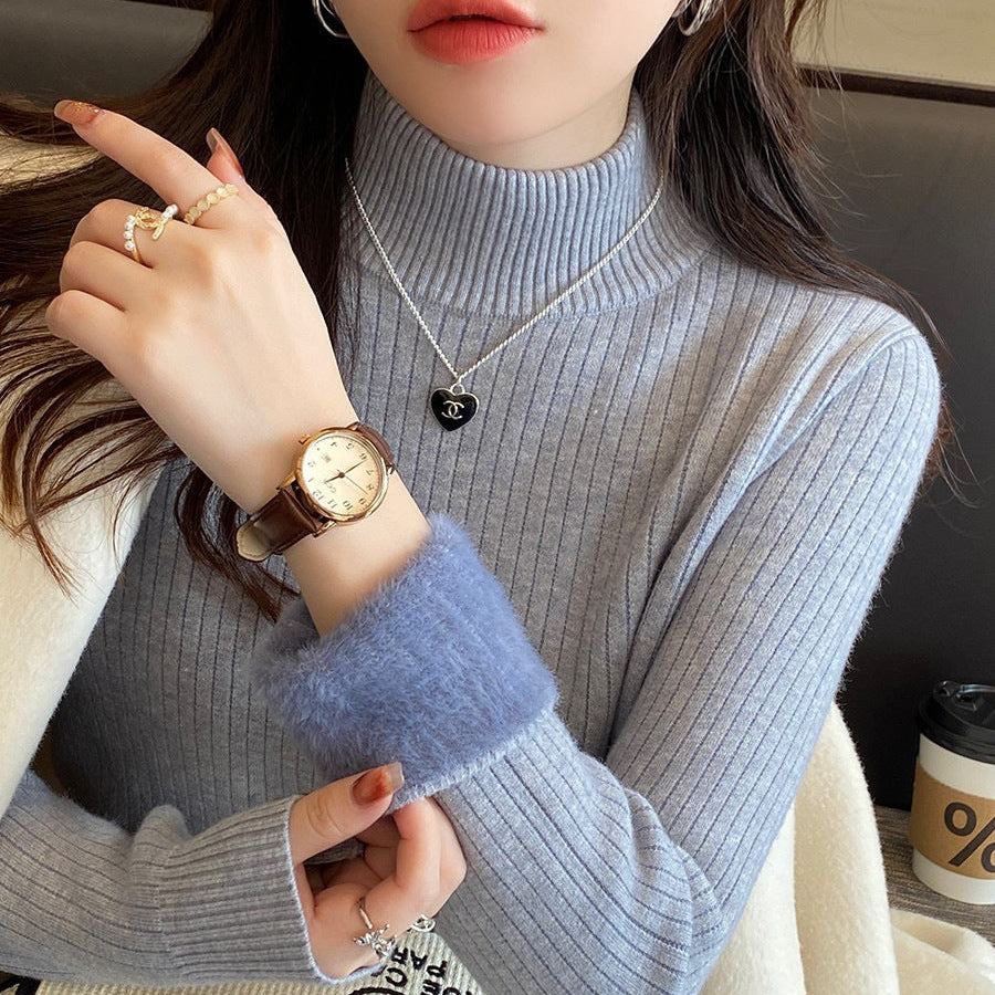 Pull court côtelé – Col montant et bande duveteuse tendance