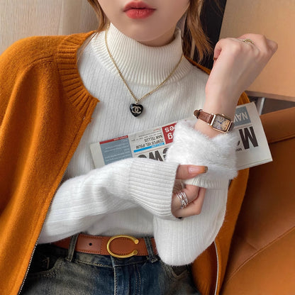 Pull court côtelé – Col montant et bande duveteuse tendance